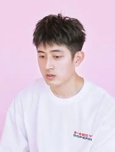 男生3cm左右的发型