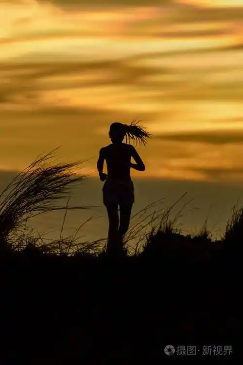 女人独自跑在美丽的日落