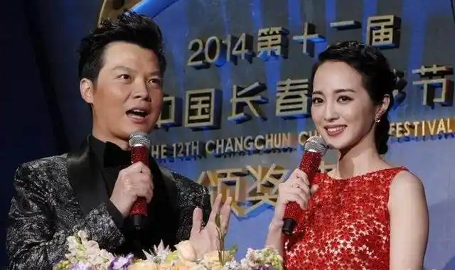 42岁央视"名嘴"任鲁豫,娶学霸妻子低调结婚11年,儿子伶俐惹人爱