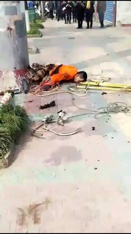 电工杆上检修触电身亡,惨不忍睹!