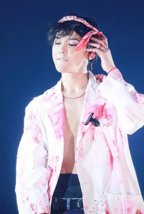 炫酷型男权志龙,造型百变,轻松驾驭,图六绿色头发让人眼前一亮