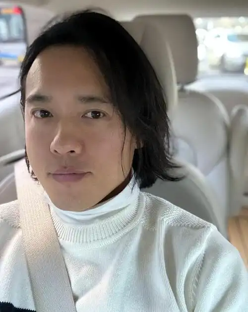 高云翔罕露面,陪娃跳舞身后背景抢镜,与董璇住屋一样感情引热议