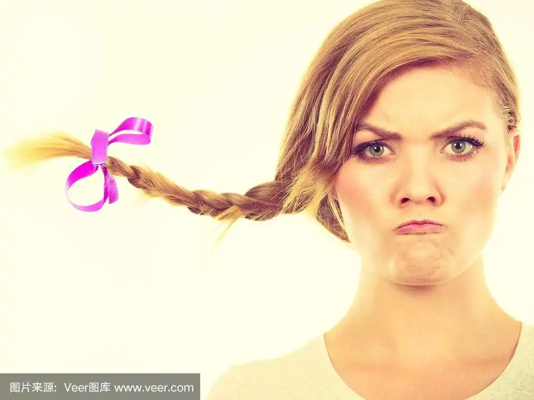 梳着辫子的少女脸上露出愤怒的表情