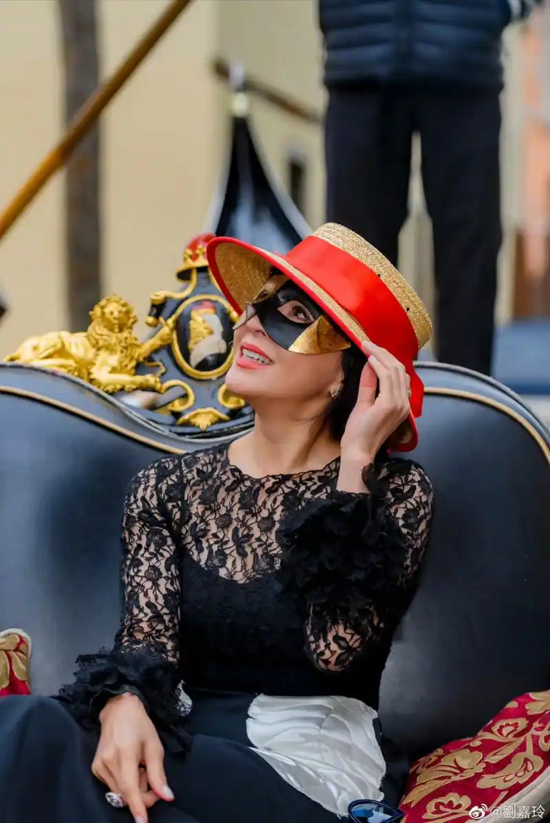 刘嘉玲在威尼斯坐小艇游玩,心情超好!