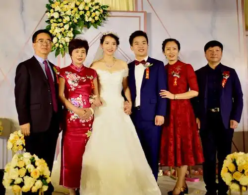 双方父母与新人合影