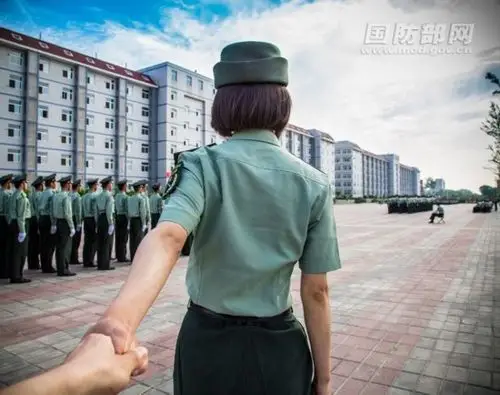 解放军最萌招生海报 女兵带你游军校