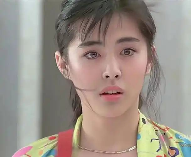 王祖贤虽然现在人们一直垢病她的眼睛和牙齿,但我觉得她巅峰时期的