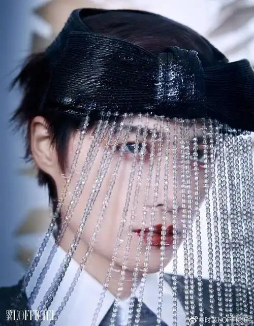 李宇春穿风衣登杂志封面五官凌厉气质飒爽金色耳饰夺目