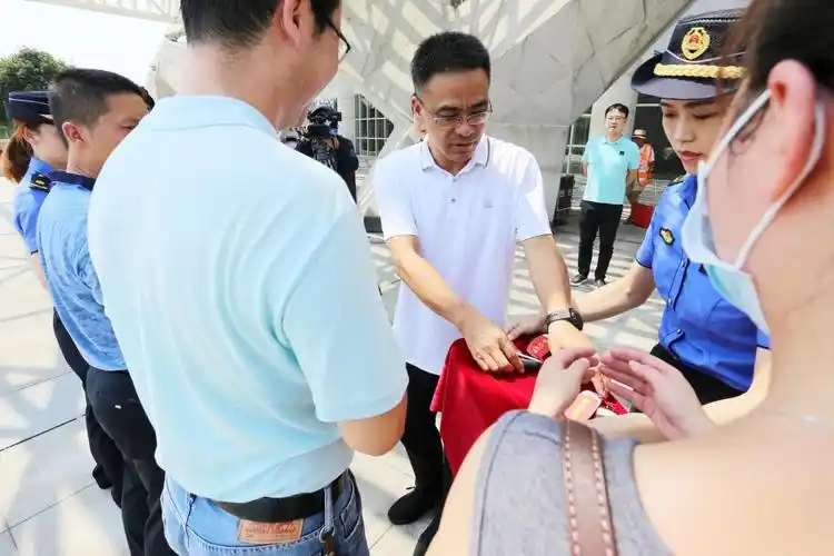 荆州市沙市区举行城管执法执勤车辆交接及配发仪式