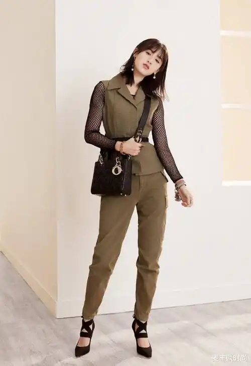 果然是"摆拍",袁冰妍格纹西装裙干练霸气,拍照手机屏幕都黑了_高跟鞋