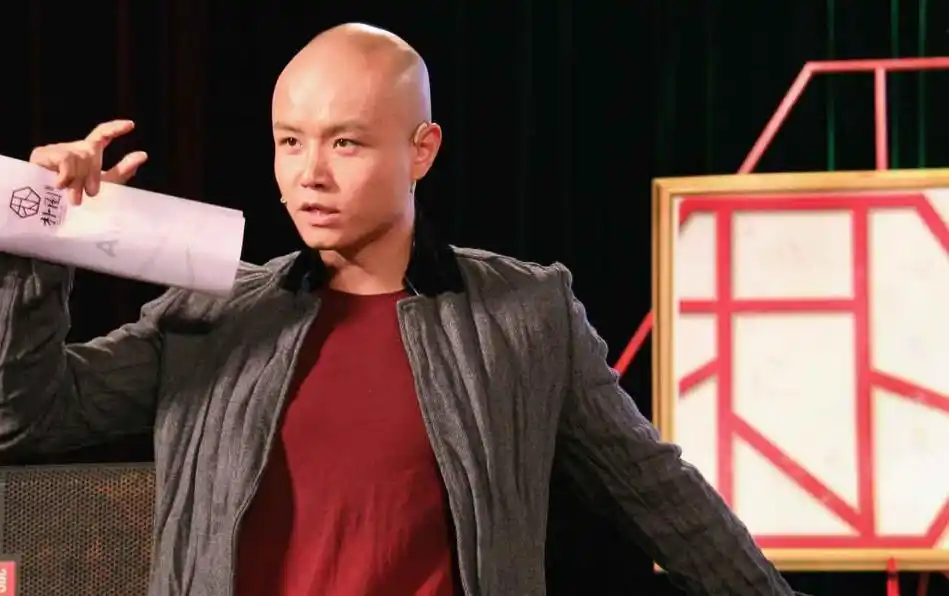 现在依然活跃在荧幕的光头应该说以乐嘉老师为代表了吧,他的光头形象