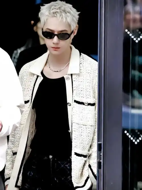 王一博奔赴巴黎时装周两场大秀引人注目新代言呼之欲出