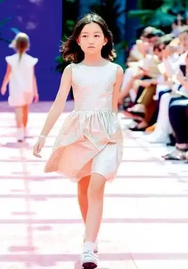 18岁李嫣近照曝光兔唇消失妆容浓厚衣着大胆被吐槽不如姐姐