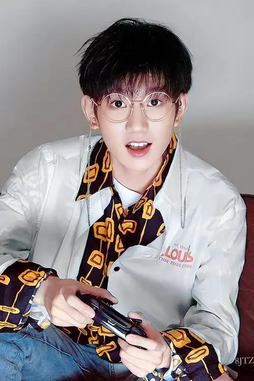 你喜欢戴哪种眼镜的?    #王源看我们如何相遇vlog