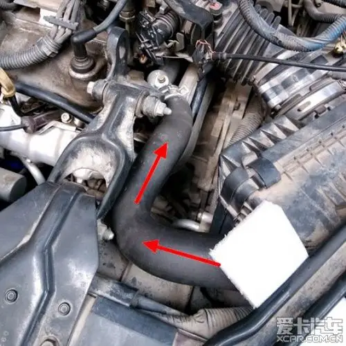 这根是水箱的进水管,发动机的出水管.