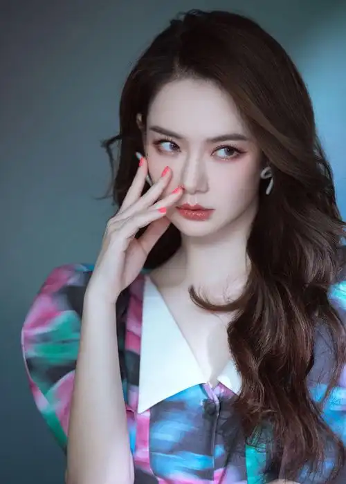 p>戚薇,1984年10月26日出生于四川省成都市武侯区,中国内地女演员