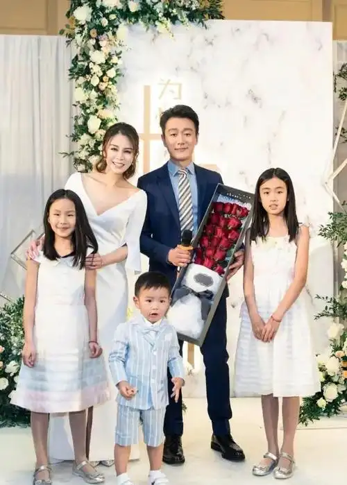 黄磊首晒小儿子照片,和佟大为一样两女一儿,孩子长得都好看!