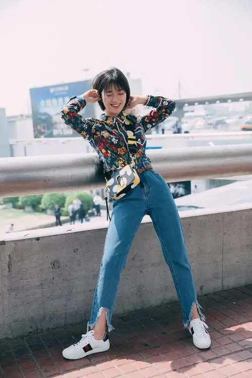 沈月可爱俏皮机场照图片