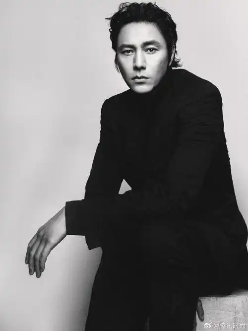 鹅娘星光#@陈坤生日写真,黑白光影,不负岁月,期待未来更多精彩.