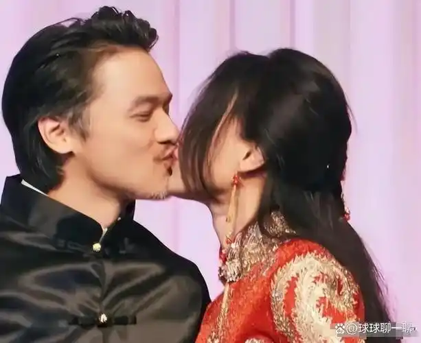 而在现场,冯德伦还精心布置了很多的鲜花,为舒淇补办了缺失多年的结婚