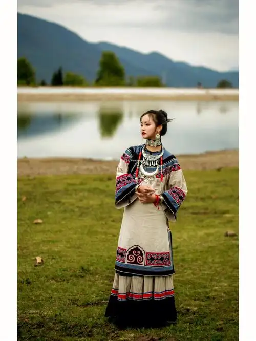 白色总是给人一种清新脱俗的感觉#彝族文化  #彝族服饰  #复古风