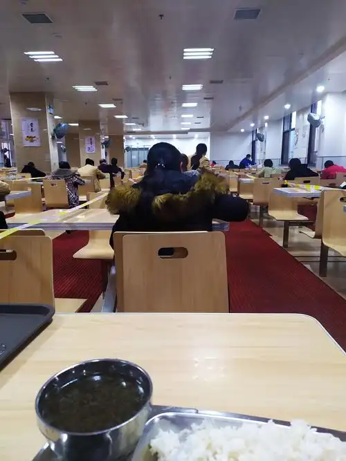 现在厂里复工,员工餐厅的场景