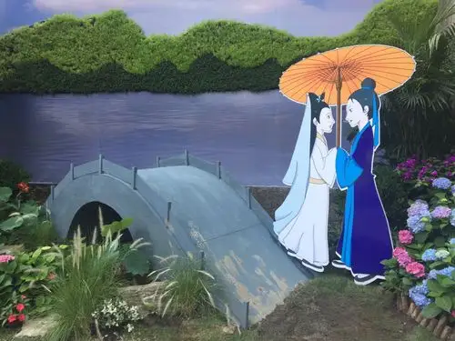 断桥上许仙与白娘子千年等一回又怎么能缺少花的陪护呢?