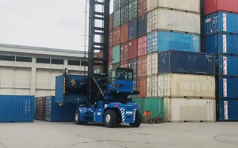 徐工换电堆高机港口首秀,填补行业快速换电空白_哔哩哔哩_bilibili