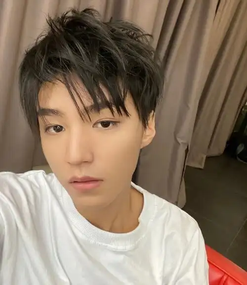 王俊凯发文晒自拍庆祝入驻微博九周年每年发文不忘初心