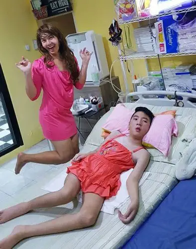 泰国男子每天穿女装与儿子合影网友纷纷点赞称其是最伟大的父亲