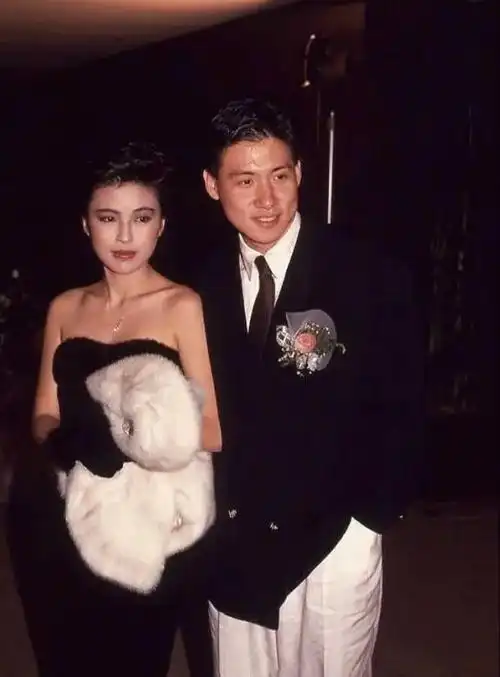 62岁的张学友为何不敢停,如果不是罗美薇,谁也牵不住他的手_腾讯新闻