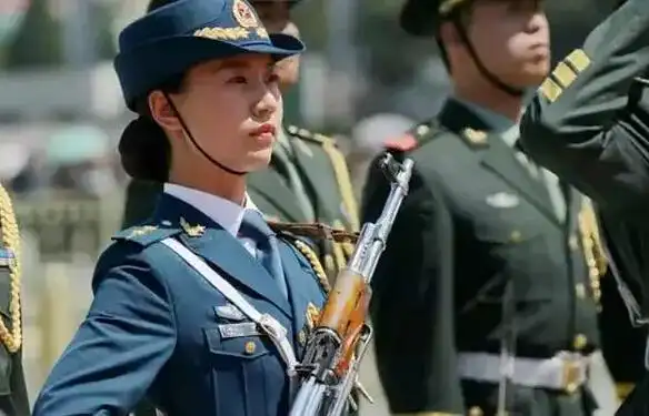 阅兵仪仗女兵队长是潍坊姑娘 济南小伙当旗手