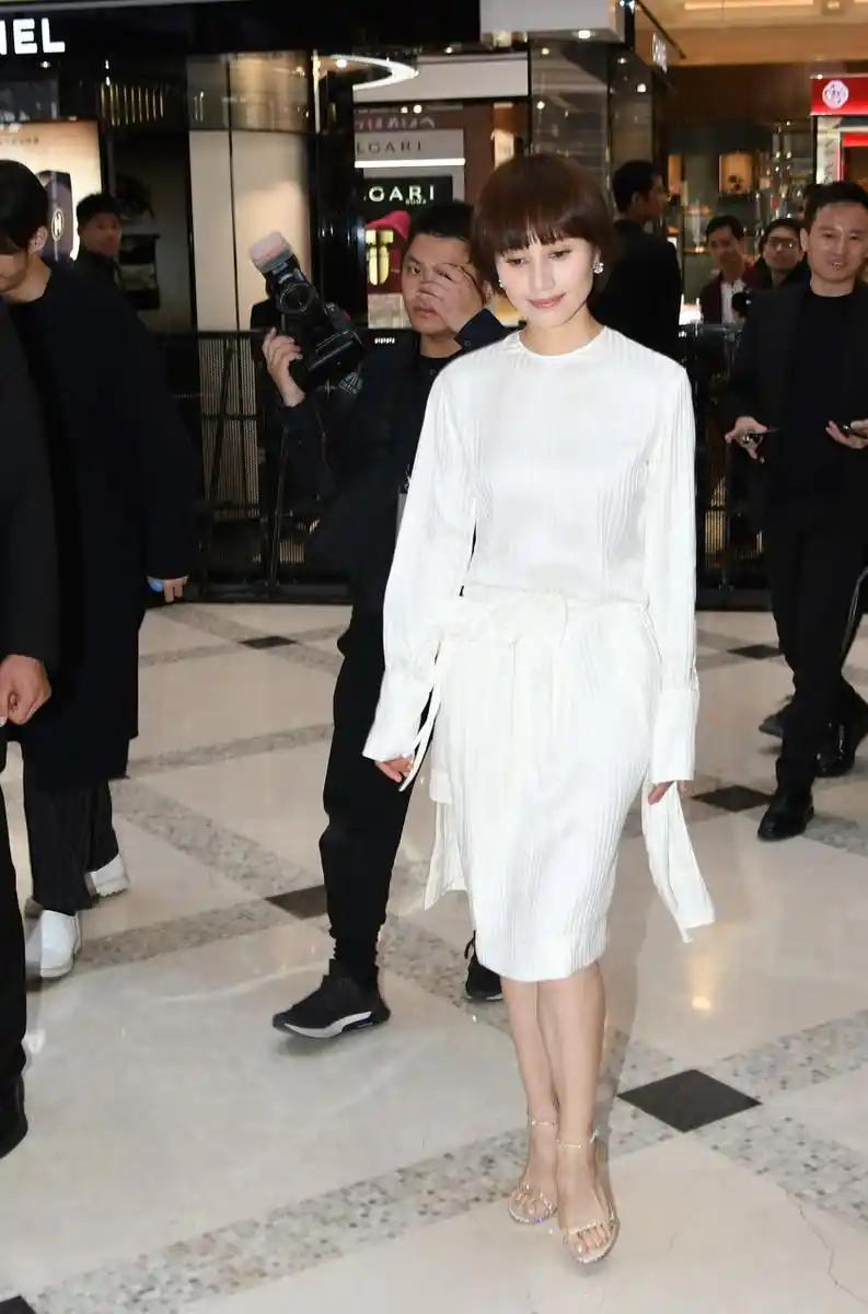 袁泉气质不一般,真丝套装别人穿像睡衣,她穿像女总裁高级感满分