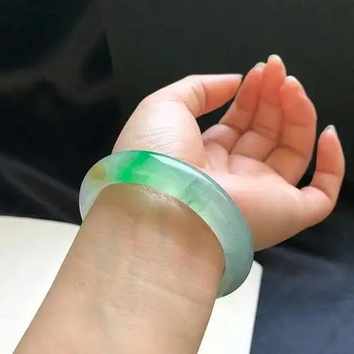 30岁左右的女性,带什么颜色的翡翠手镯比较合适