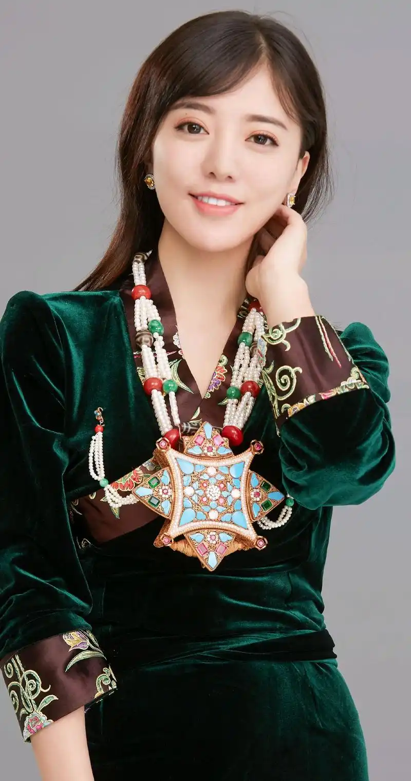 藏族歌手阿兰高清写真美图,人美歌甜,气质独特