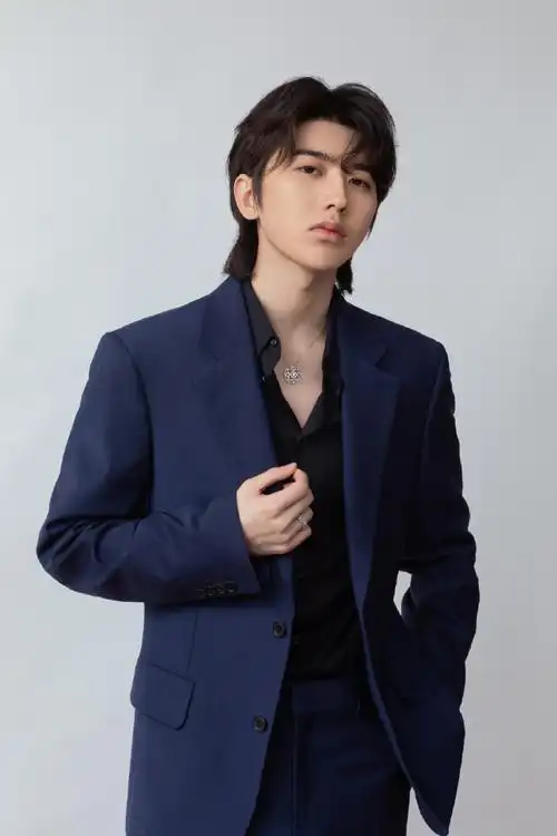 蔡徐坤星夜蓝西装造型