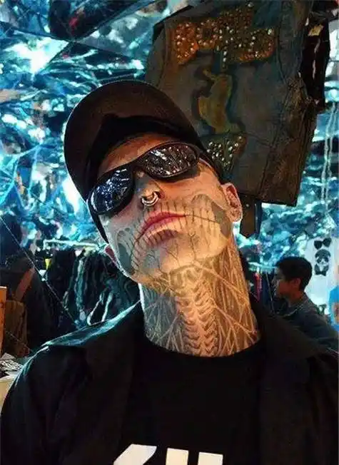 晚上就去俱乐部表演摇滚乐,在这个过程中,他一直都没有停止纹身的步伐