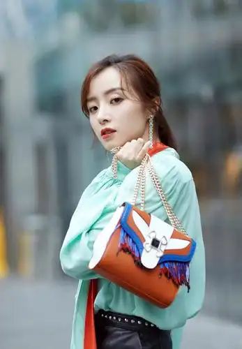 胡冰卿完成了从养在深闺的明艳少女到一代圣后的华丽蜕变