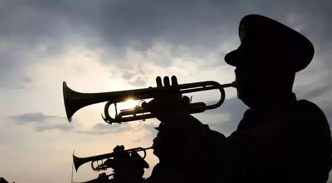 军的号角声会分为熄灯号,起床号等,在战场上往往会运用集结号,冲锋号