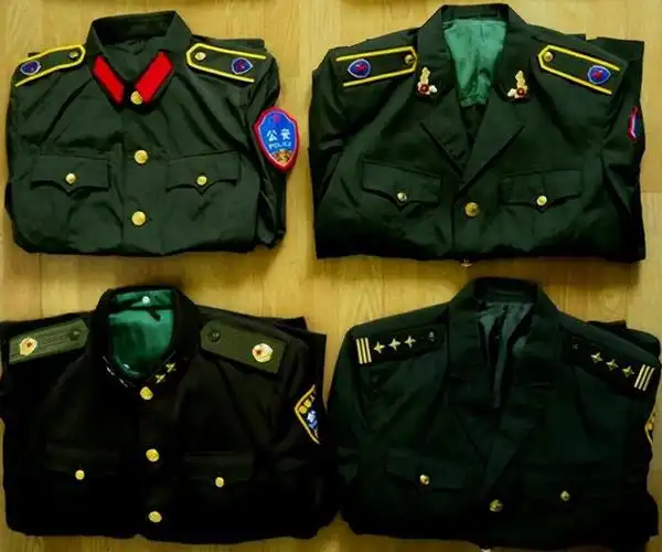 为了与国际接轨,83式警服的臂章,出现了白色中文"公安"二字和英文"