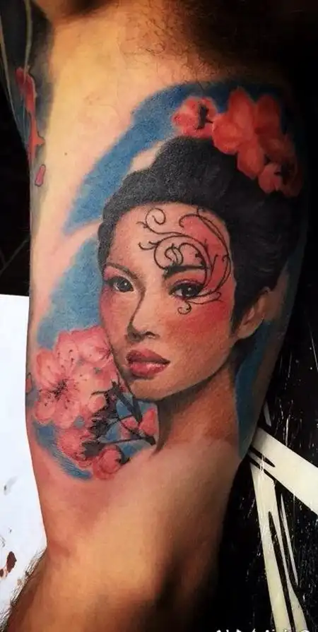 插画风格的彩色亚洲艺妓花朵手臂纹身图案