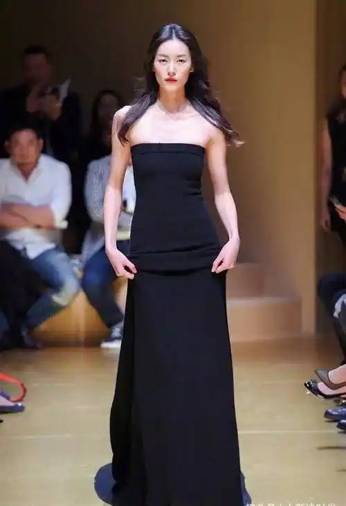 刘雯不愧是维密超模,连抹身材装也能穿出高级感,178身高真不简单