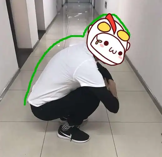 大腿前侧,膝关节和髋关节的肌肉力量不平衡会导致你下蹲的时候要垫脚