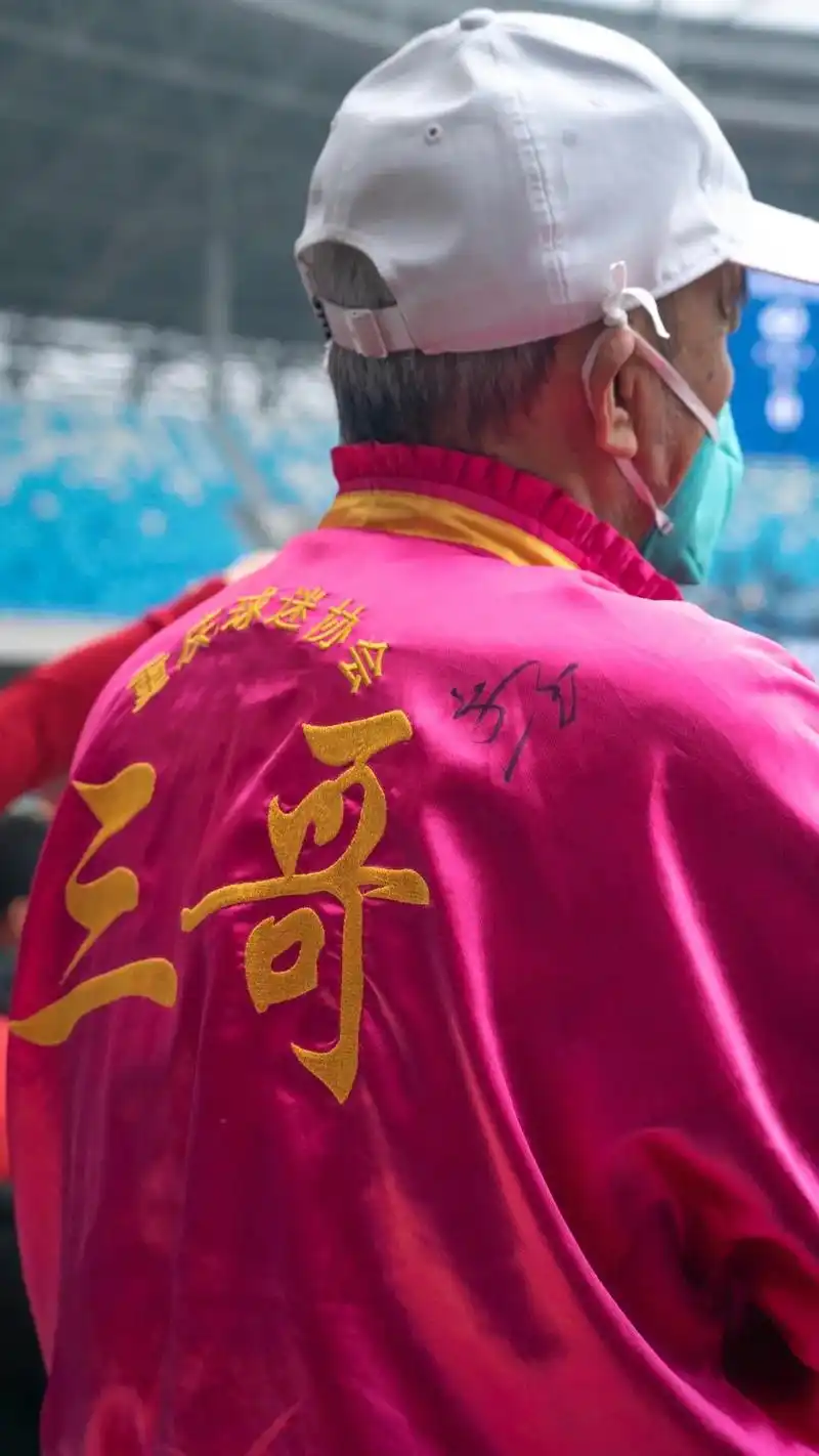 中国足球有这样的球迷,真的很幸福!加油!球员们,你们看到了吗 - 抖音