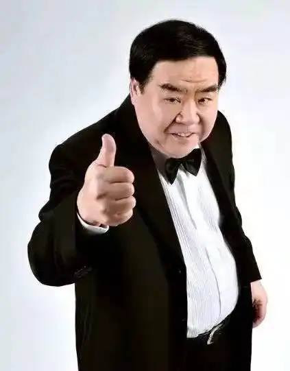 后来和家人迁到了香港,别人都喜欢叫肥kent,kent哥,和他同时代的演员