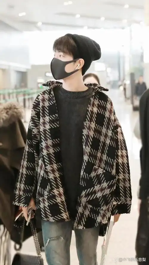 肖战#不愧为设计师,色彩搭配这方面真是让人没话说,战战的每一套朔