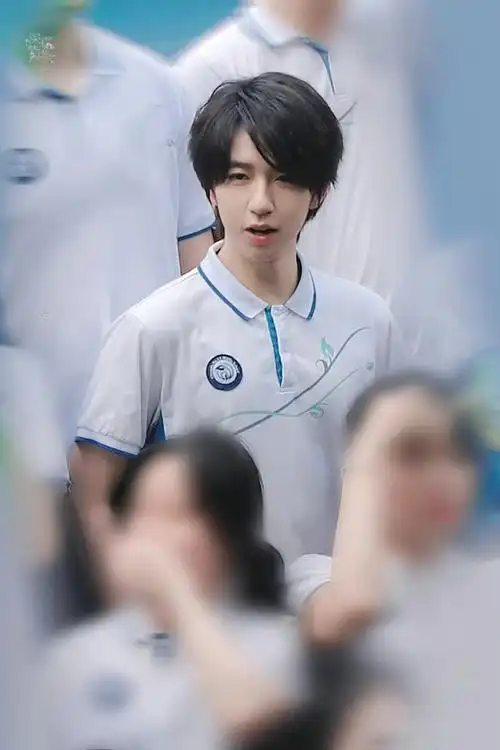 穿上校服定格青春~#贺峻霖 十八长翎破青空#@时代少年团-贺峻霖