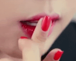 涂抹口红步骤二:用唇膏描出唇形并涂