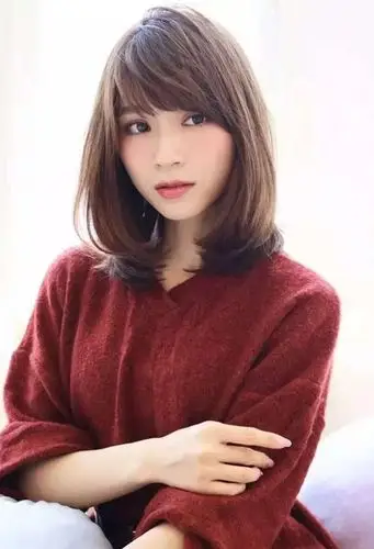 女生中长内扣头发打造 清新可爱显气质内翻发型