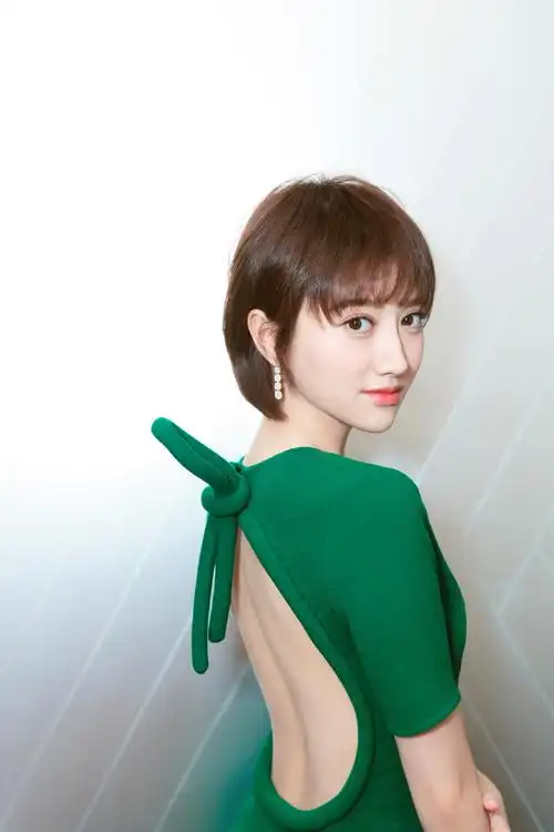 景甜罕见短发写真:利落清爽,甜美俏皮,宛若青春美少女